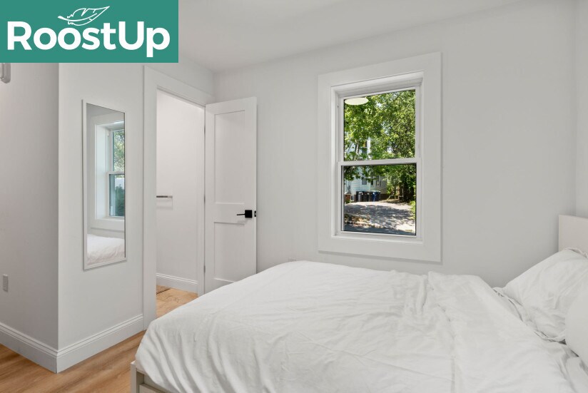 Building Photo - RoostUp Furnished Private Bedroom with Pri...
