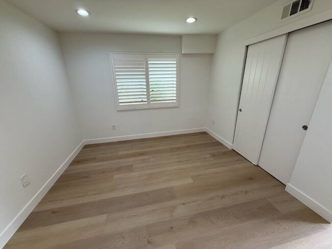 Building Photo - 646 Serrano Ave