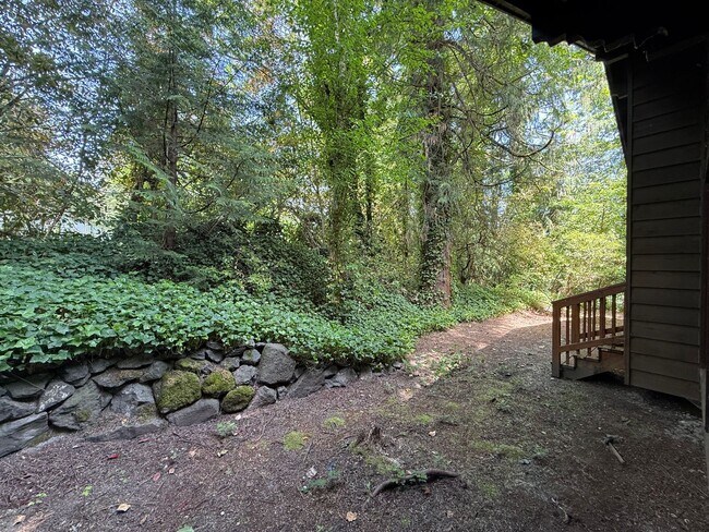 Building Photo - 3 Bed 2.5 Bath in the Heart of Bellevue