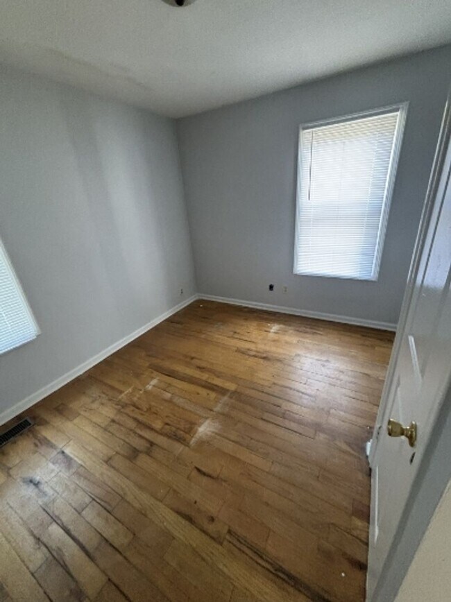 Building Photo - 3 Bed 1 Bath Available Now!