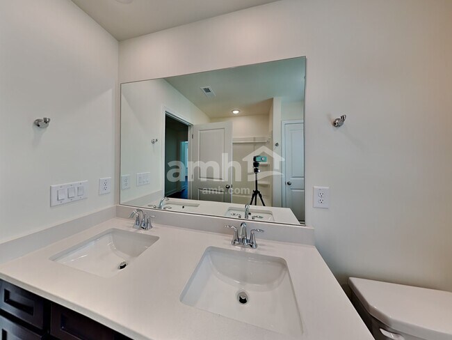 Building Photo - 301 Pecan Dr