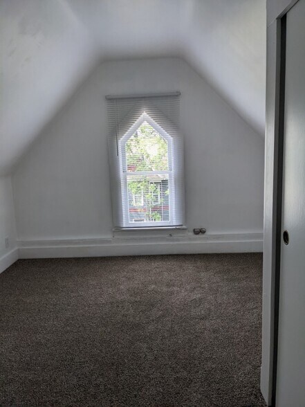 Bedroom - brand new carpets and paint - 525 30th St