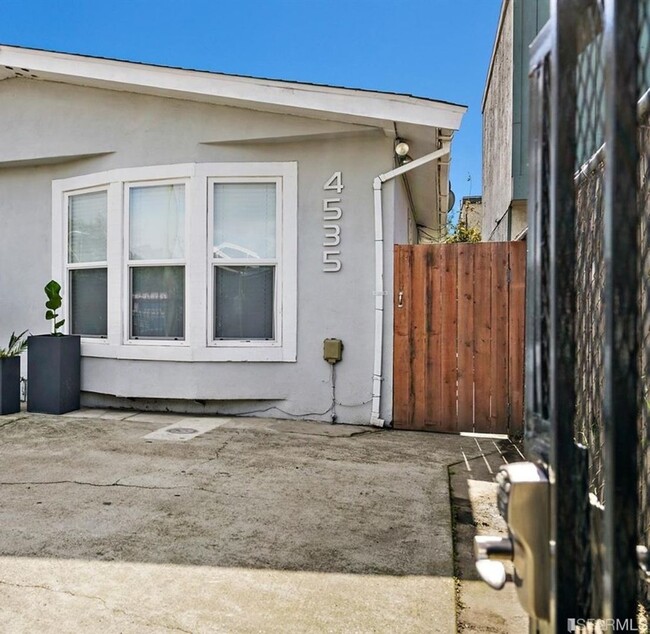 Building Photo - Large 3 bed/2 bath unit with private yard ...