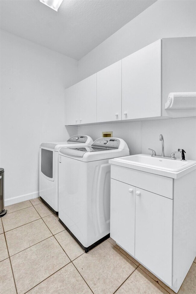 Building Photo - 9737 Parkview Ave