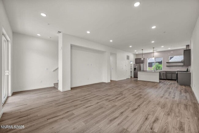 Building Photo - 557 California Ave