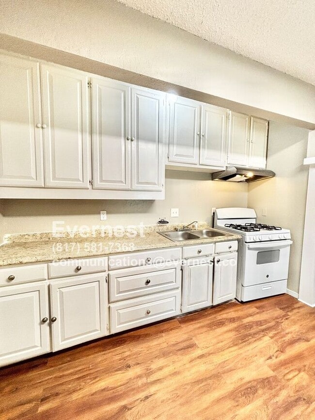 Building Photo - 3-Bedroom, 2-Bath Home with Front Patio in...