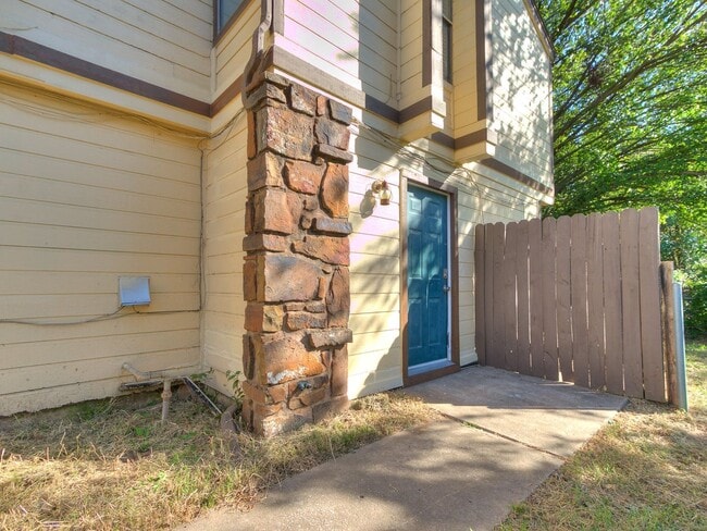 Building Photo - 1109 W Fulton St