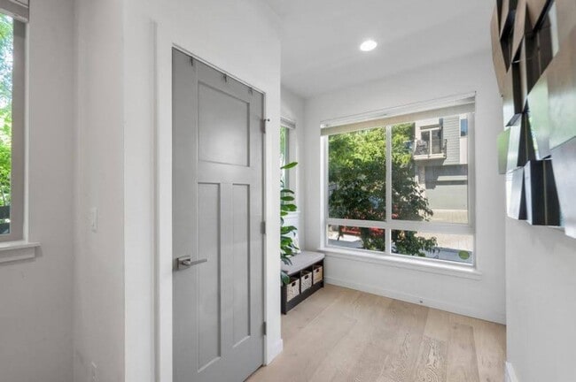 Building Photo - Modern & spacious 3bed/3bath with yard in ...
