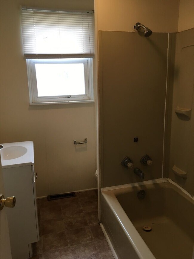 Building Photo - 496 Eshelman St