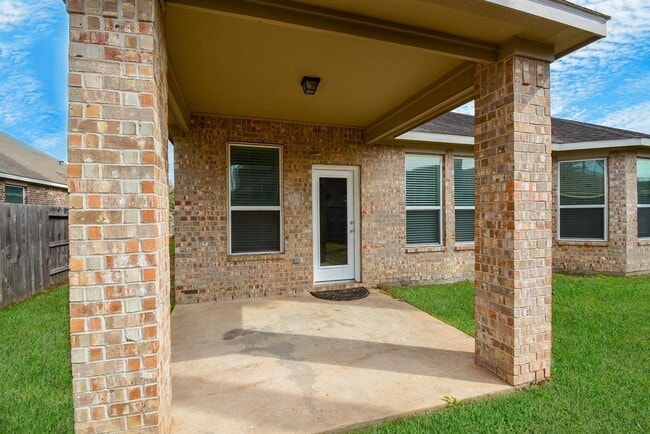 Building Photo - 22211 Weller Oaks Dr
