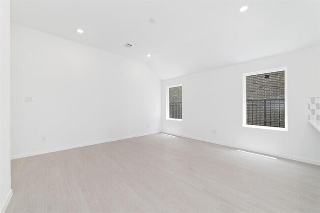 Building Photo - 27619 Village Cir Dr