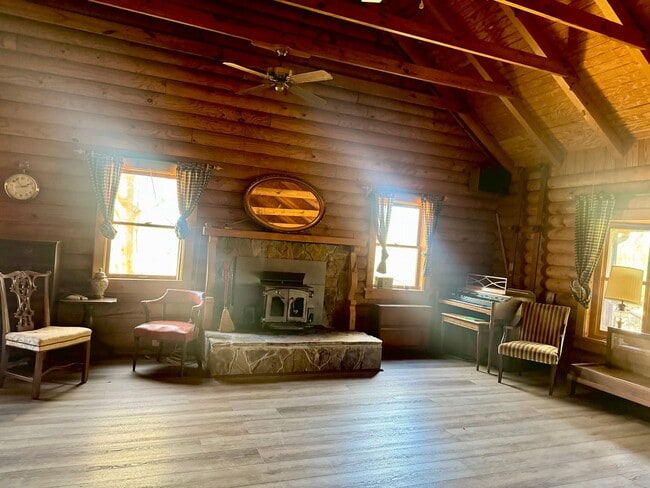 Building Photo - Log Cabin in Oconee on a 1.357 acre neighborhood wooded lot!