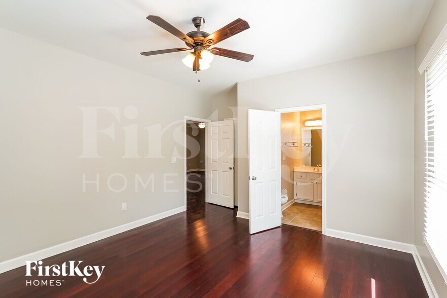 Building Photo - 802 Conway Pl