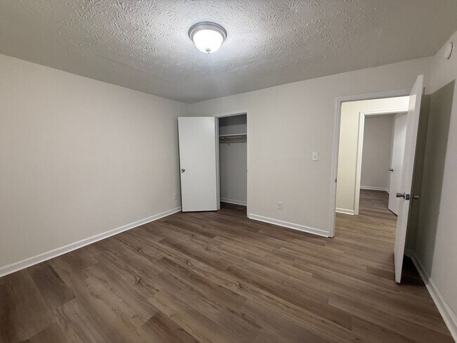 Building Photo - 345/347 Rustwood Dr