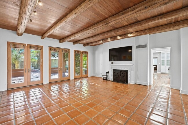 Building Photo - Elegant 3-Bedroom Home in Historic Tucson