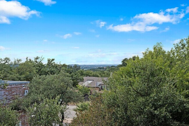 Building Photo - 6533 E Hill Dr