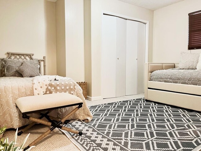 Building Photo - 602 N Shore Dr E