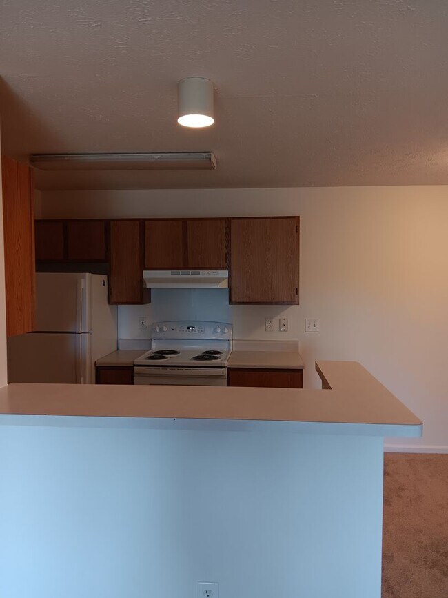 Building Photo - 2 bedroom 1 bath downstairs unit