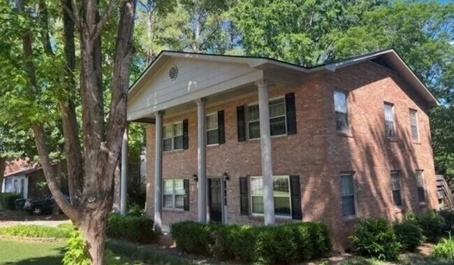 Building Photo - Beautiful, updated duplex in great area! Close to I-26 and I-20, Harbison shopping, dining, hospi...