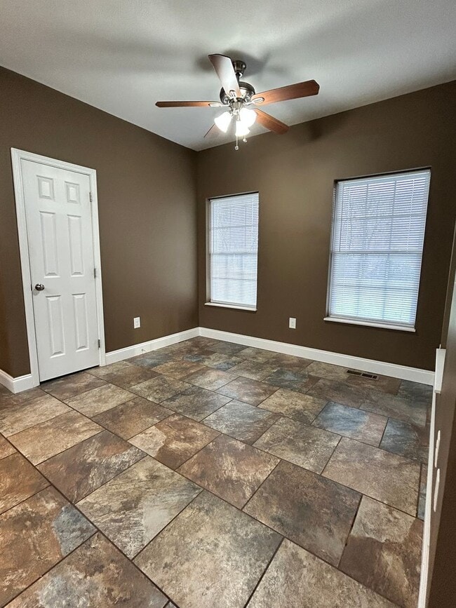 Building Photo - 310 Oak Vista Dr