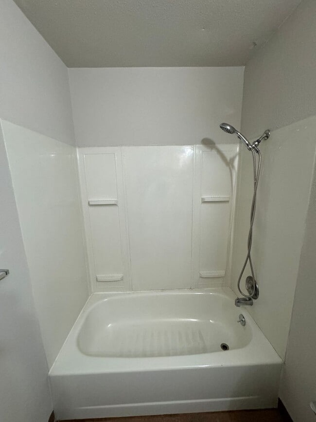 Building Photo - 1 BD, 1 BA Apartment Nestled Back on a Cul-de-Sac