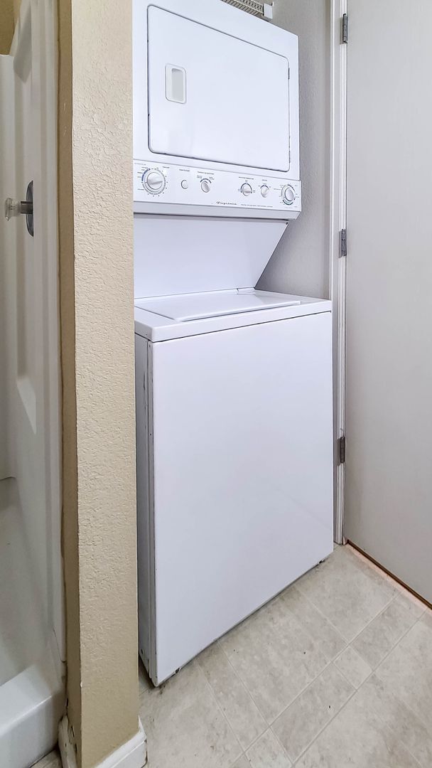 Building Photo - $1111 - Studio/1BA Close to Downtown Color...