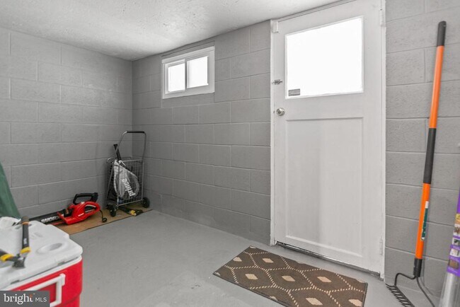 Building Photo - 1148 Elm Rd