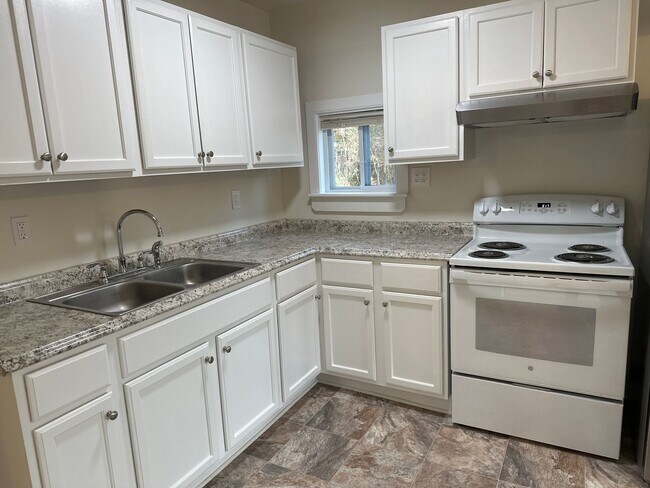 Building Photo - 2 Bedroom 1 Bath cottage with Lake View!