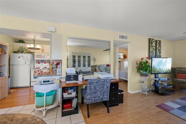 Building Photo - 7193 W Country Club Dr N