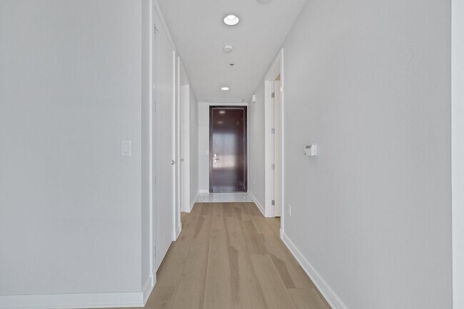 Building Photo - Renovated 1 Bedroom Panorama Unit