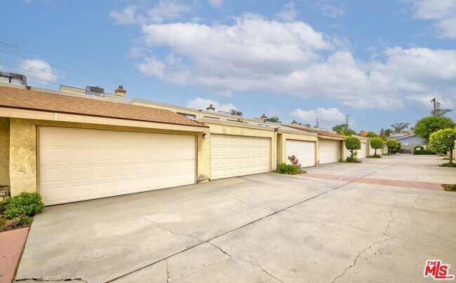 Building Photo - 1237 Elm Ave