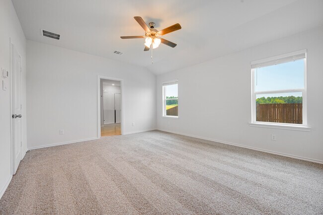 Building Photo - 6077 Freedom Dr