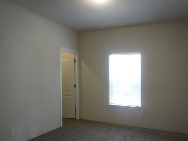 Building Photo - 60889 Granite Dr