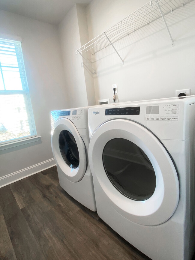 Building Photo - 7047 Shooting Star Way