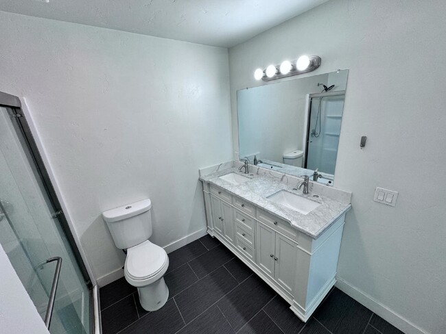 Building Photo - "Spacious 3-Bedroom Condo with 2 Full Bath...