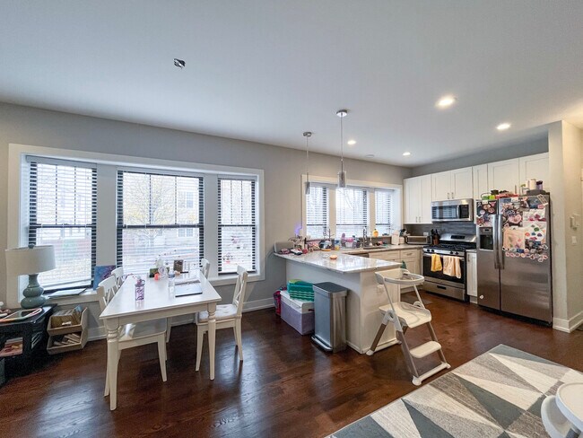 Building Photo - 1750 W Summerdale Ave