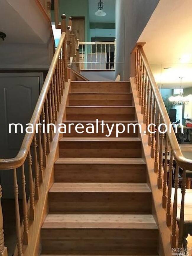 Building Photo - Gorgeous 3 bedroom 2.5 bath 2 story Townho...