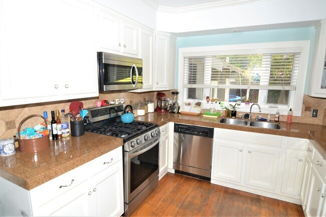 Building Photo - Beautiful Belmont Heights Home with Huge Backyard