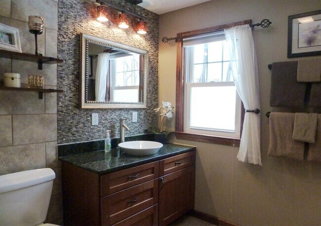 AMAZING bathroom - 203 Buckley Blvd