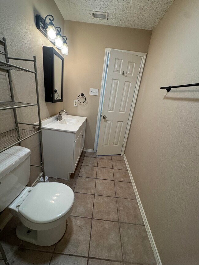 Building Photo - 1111 Shiloh Dr