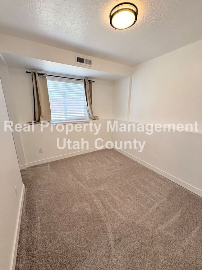 Building Photo - 614 N 550 E St