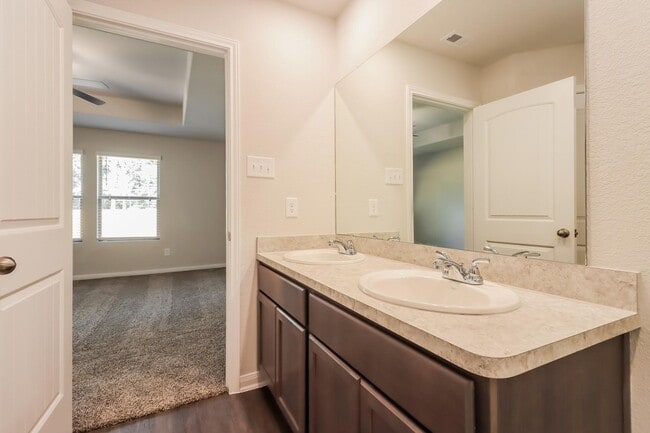 Building Photo - 25589 Roy Rogers Rd