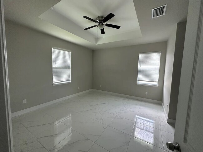 Building Photo - 1405 Poinsettia Ave