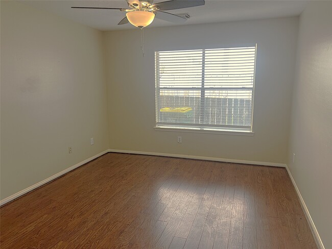 Building Photo - 4910 Linden Pl