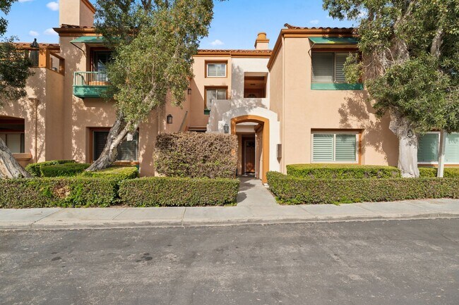 Building Photo - Villa Point Upper Unit with Loft and Golf Course Views