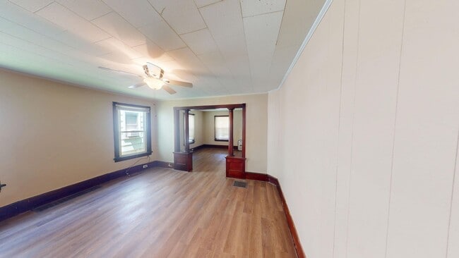 Building Photo - Charming 3 Bedroom Home