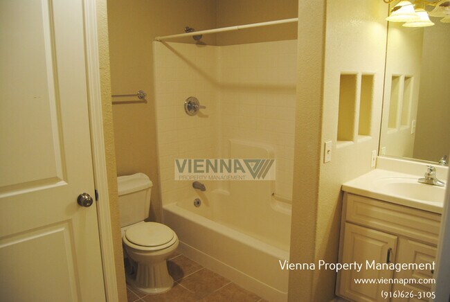 Building Photo - Fair Oaks Condo