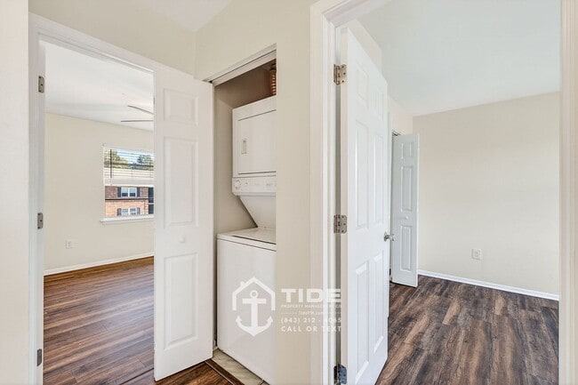 Building Photo - Comfortable Living Near Greenway Access