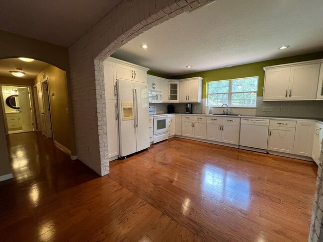 Building Photo - 3 Bedroom, 2 Bath home w/2 Car Garage on 5...