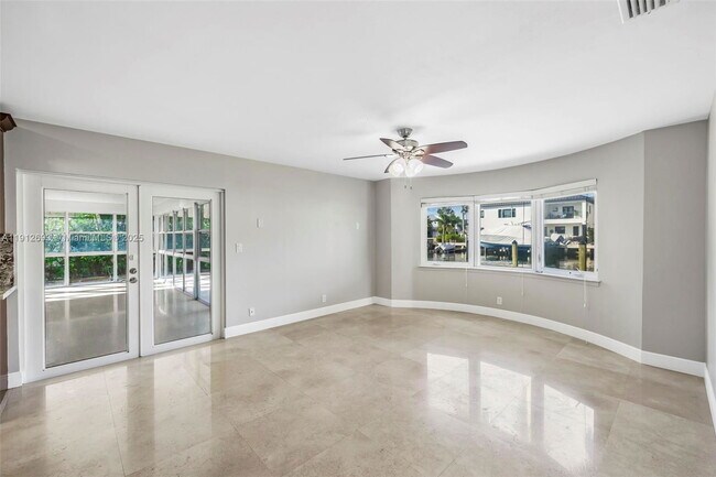 Building Photo - 633 Solar Isle Dr